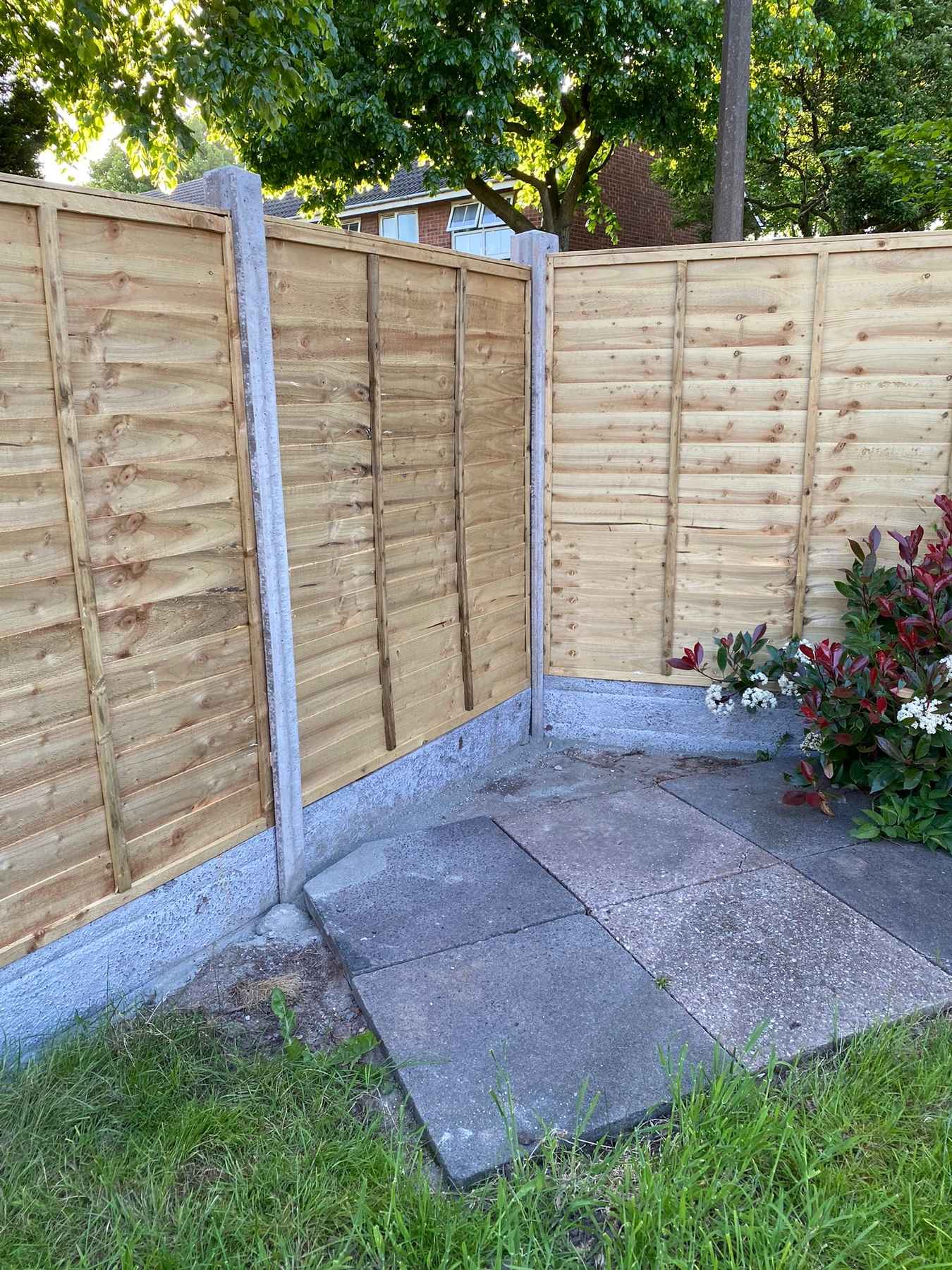 B76 — Garden corner fence, completed showcase