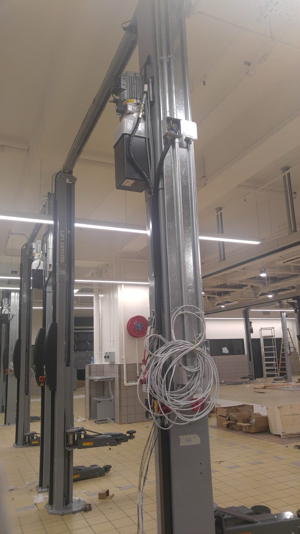 Porsche Workshop — workshop service column, construction progress
