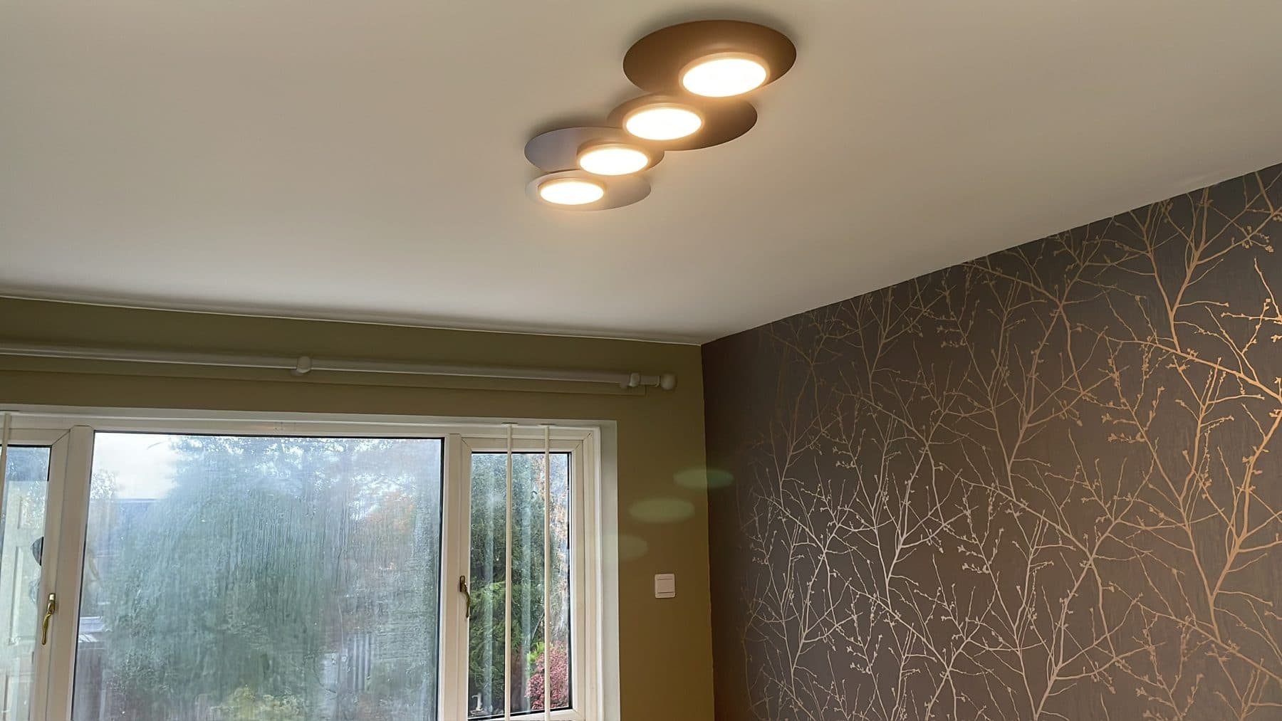B36 — Feature lighting and wallpaper, details