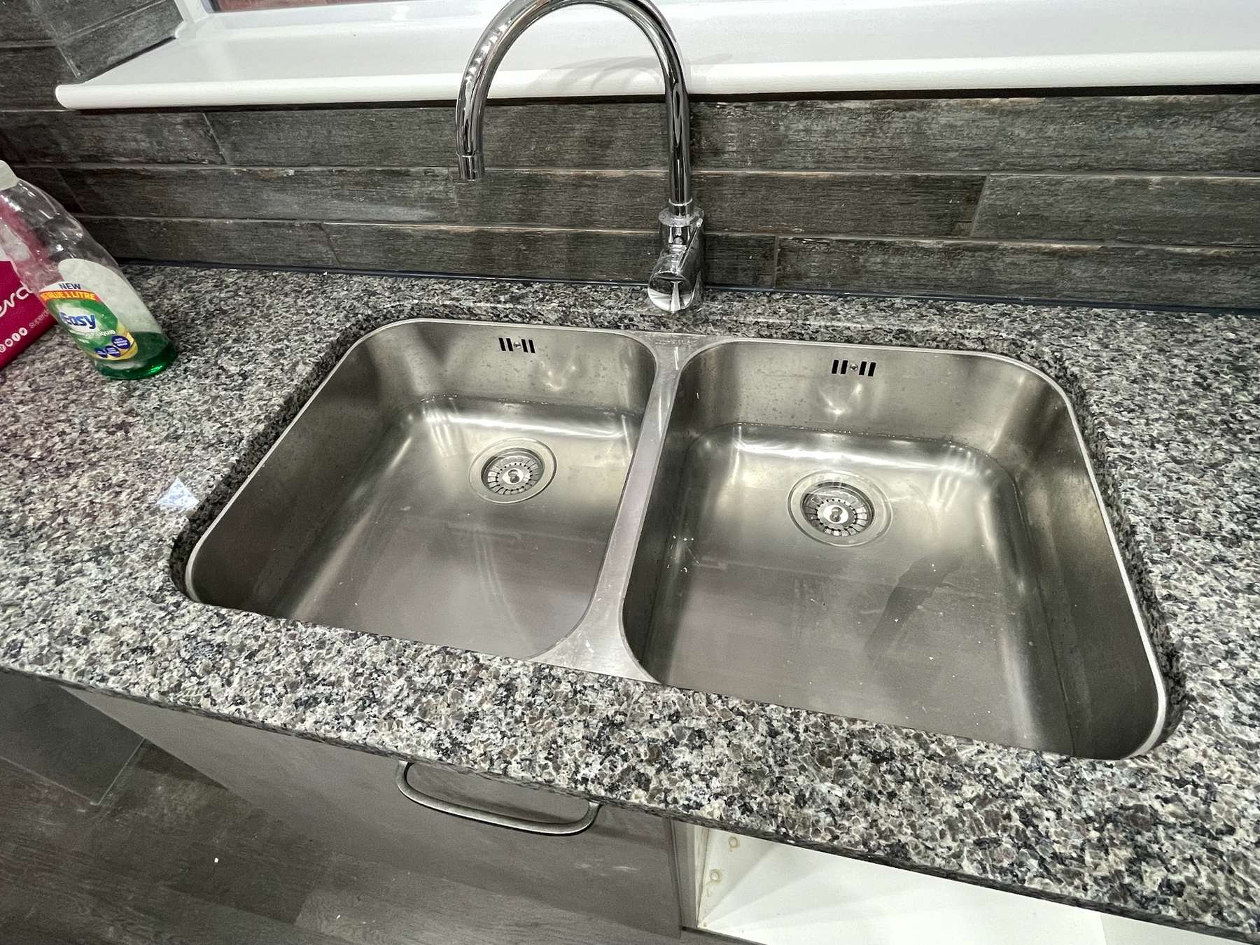 B36 — Kitchen sink and worktop, details