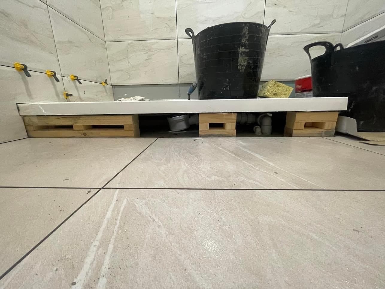 B5 — Floor and shower-tray junction, details