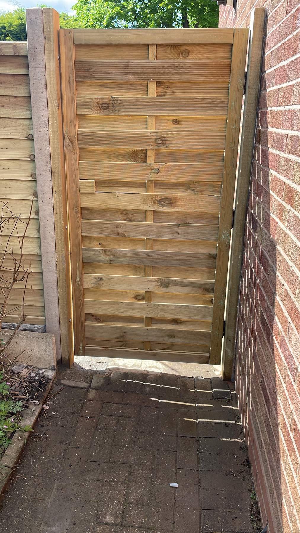 B76 — Side gate, completed showcase