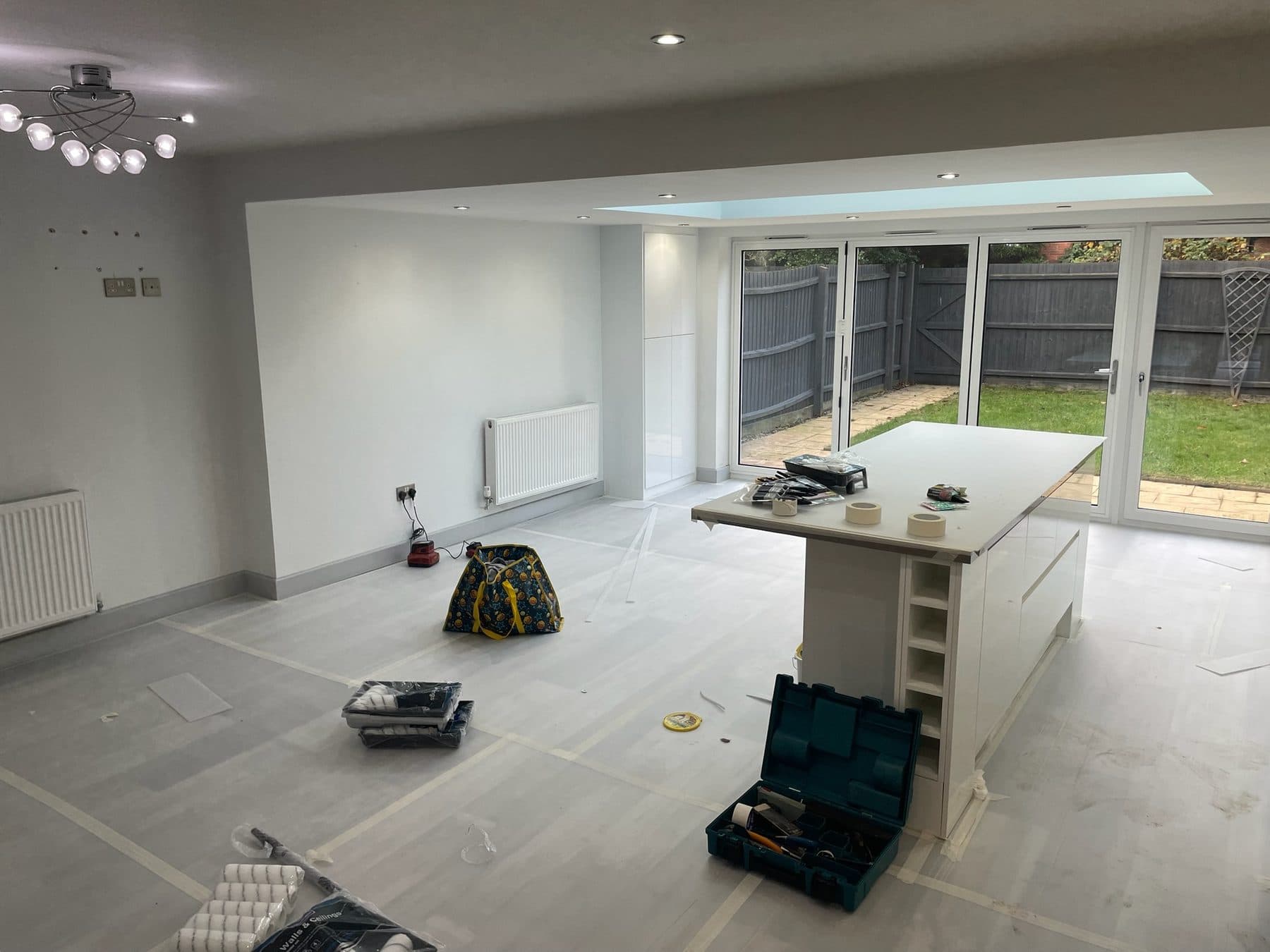 B90 King — Open-plan kitchen final decorating, construction progress