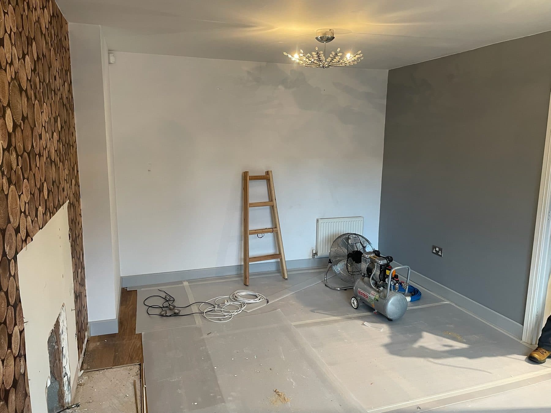 B90 King — Lounge decorating and floor protection, construction progress