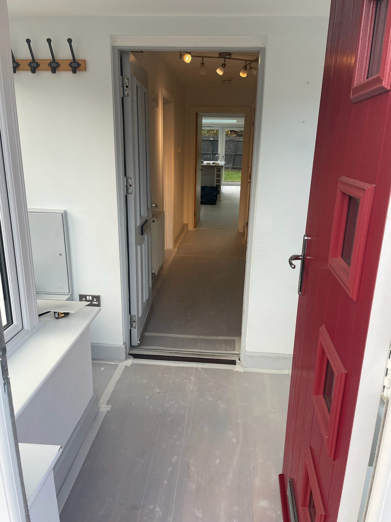 B90 King — Entrance hall decorating, construction progress