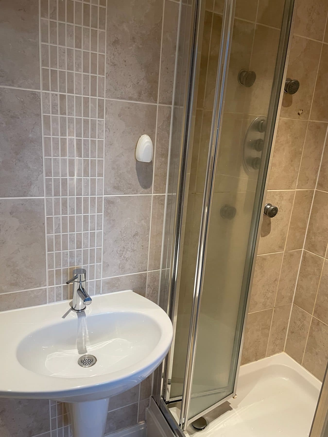 B90 King — Shower-room fixtures, details