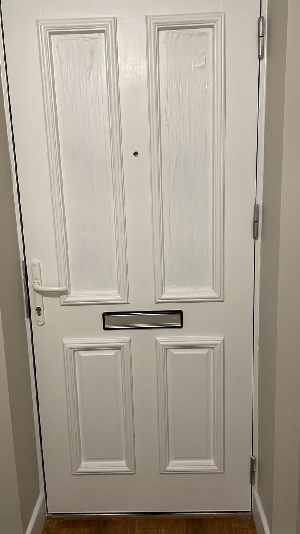 B90 King — White front door finish, details